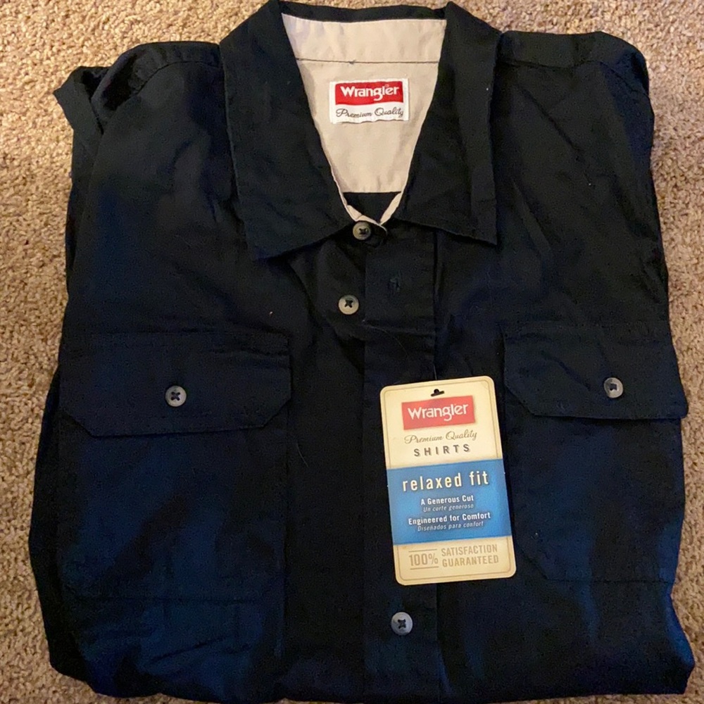 Wrangler Button Up Dress shirt / Relaxed fit